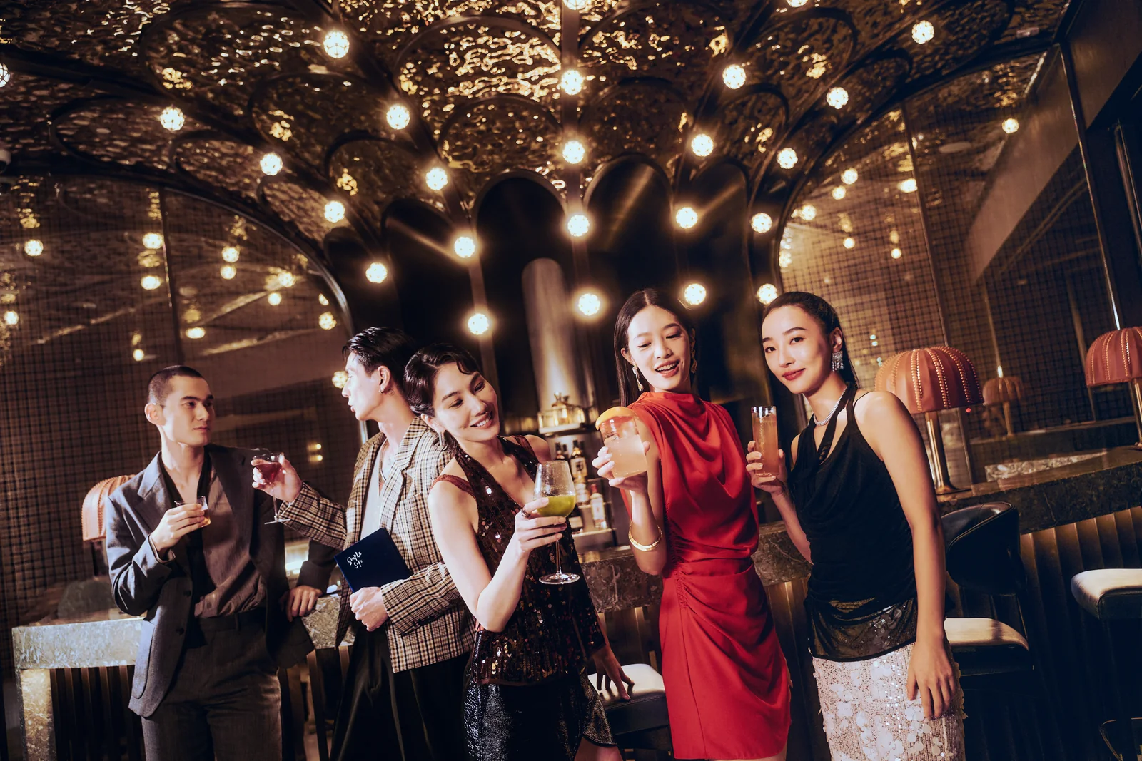 賓客舉杯歡聚,共享精彩時刻 / Guests raising a toast together